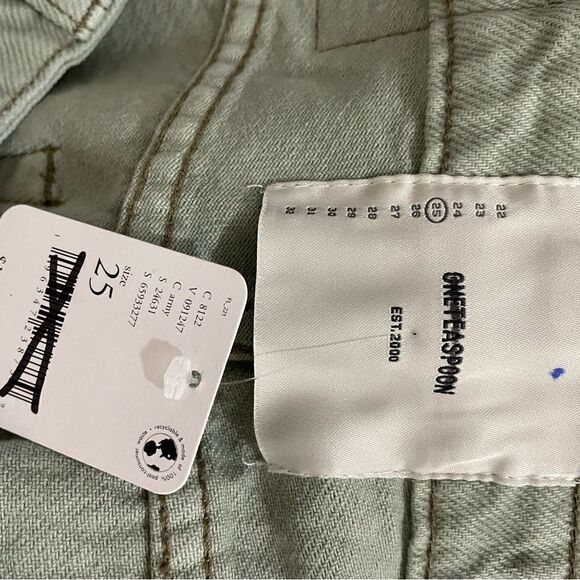 Messed Up Saints Boyfriend Jean in Faded Khaki
One Teaspoon
Size 25 NWT - Picture 10 of 10